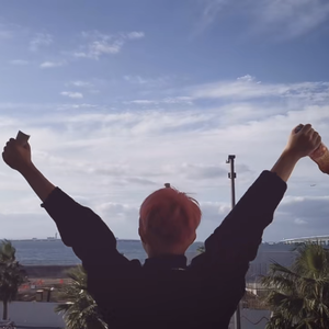 美女自己扒开内👙结男生看个够
